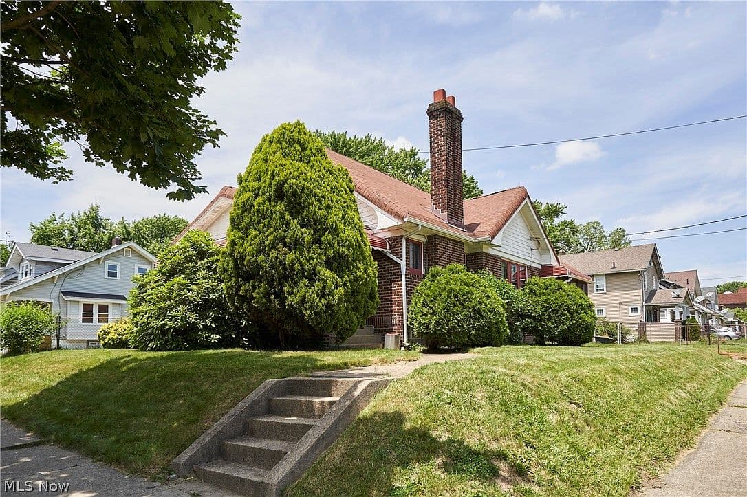 939 Lovers Ln, photo 1
