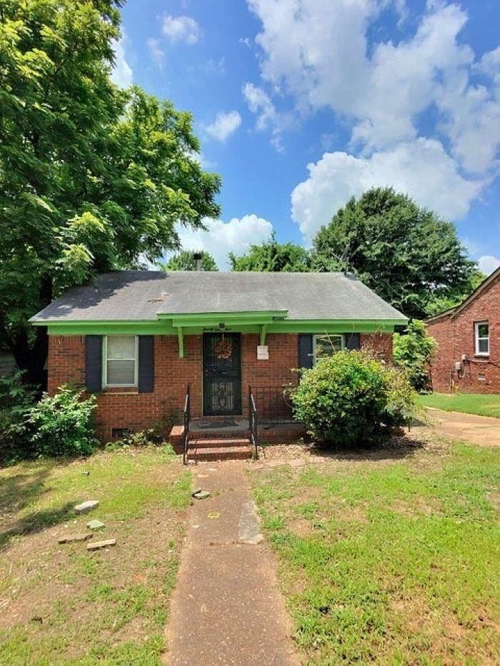 2065 Farrington St, photo 1