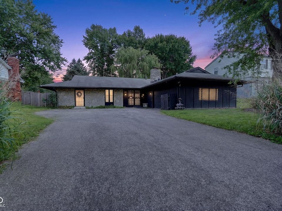 3225 Arbutus Dr